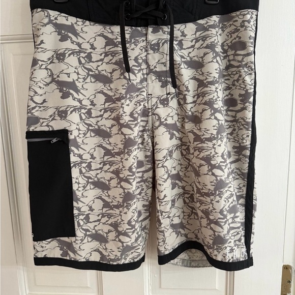 Men’s Huk Performance Fabrics Black/Gray Shark Board Shorts Size 32 Never Worn - Picture 1 of 5